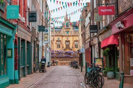 Central, Stunning 2 Bed Apartment With Parking! Cambridge  Exteriér fotografie